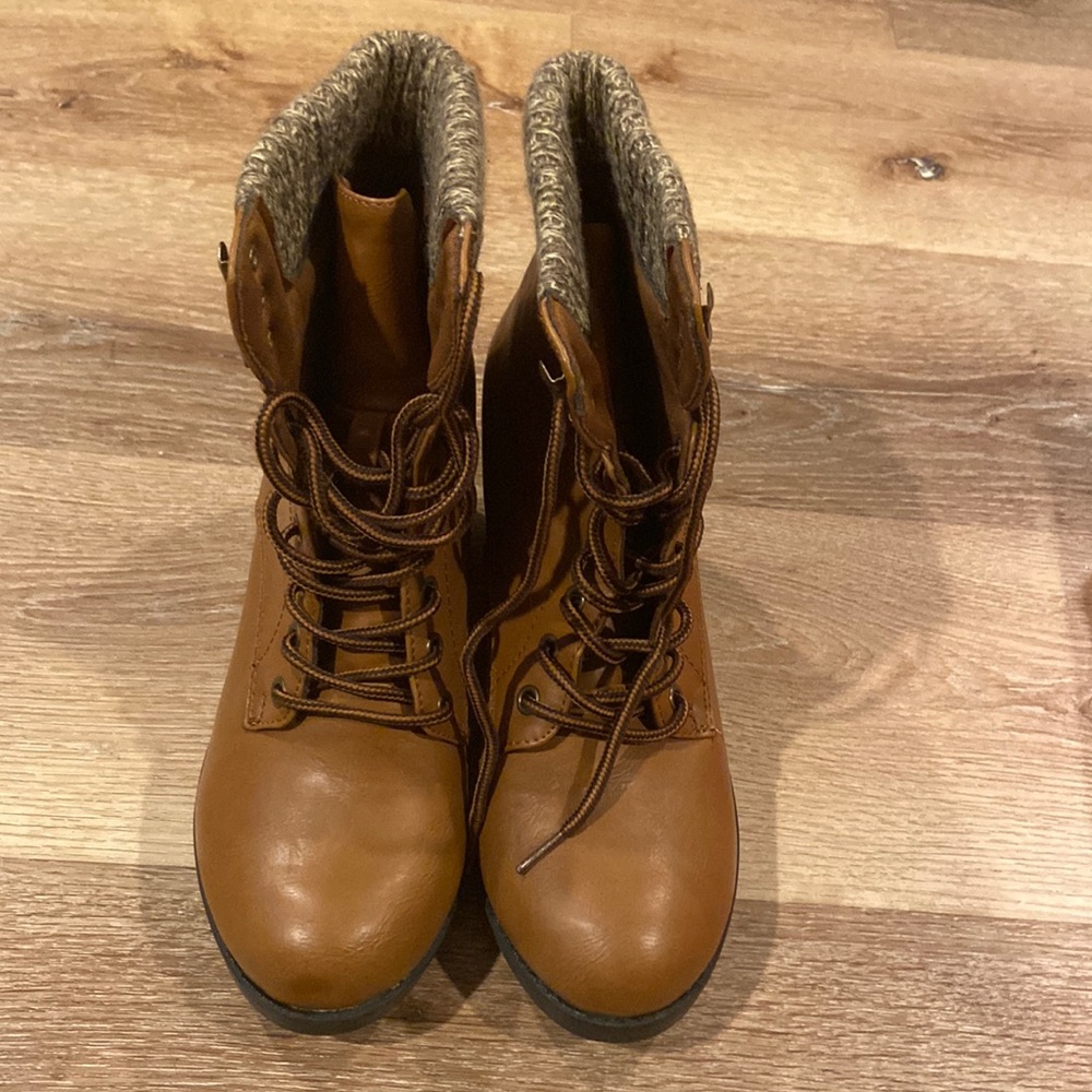 Brown boots with a small heel with laces size 9